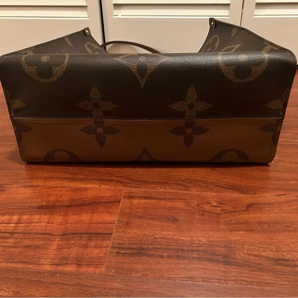 Louis Vuitton OnTheGo GM Bag - Picture 11 of 16
